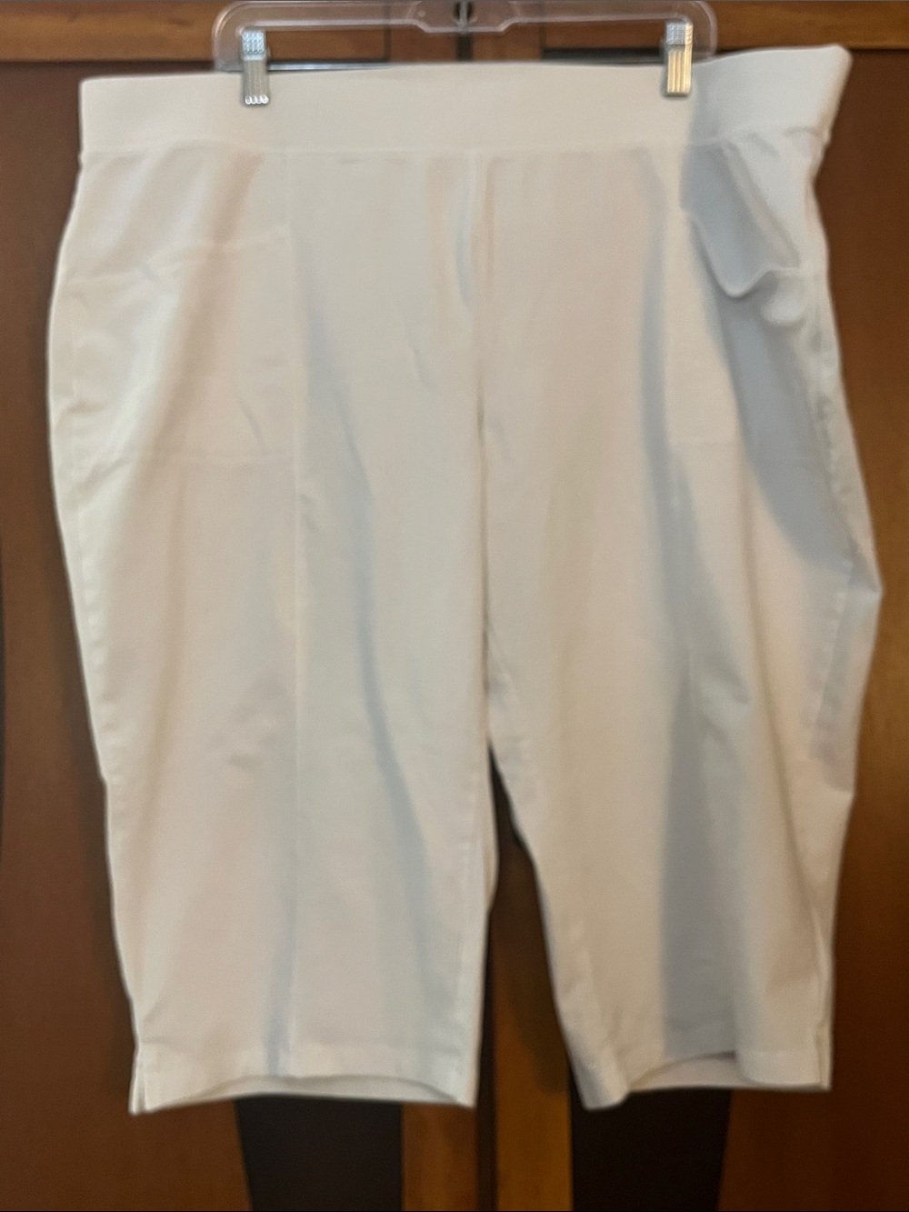 White Wide Elastic Waistband Stretchy Knit Fabric Capris w/Pockets & Leg Seams